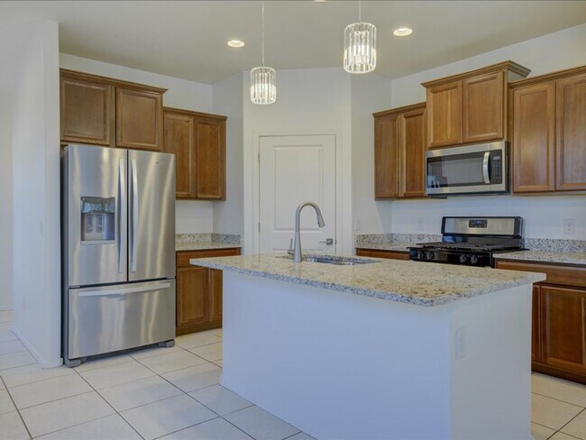 Foto del edificio - Bright & Spacious 3-Bedroom Home with Open-Concept Living and Community Pool