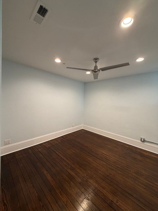 Building Photo - Modern Apartment Downtown Washington