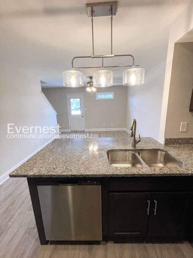 Foto del edificio - 3 Bed/3 Bath Townhome with Off-Street Parking / Pet-Friendly / Vouchers Accepted / Available Now!
