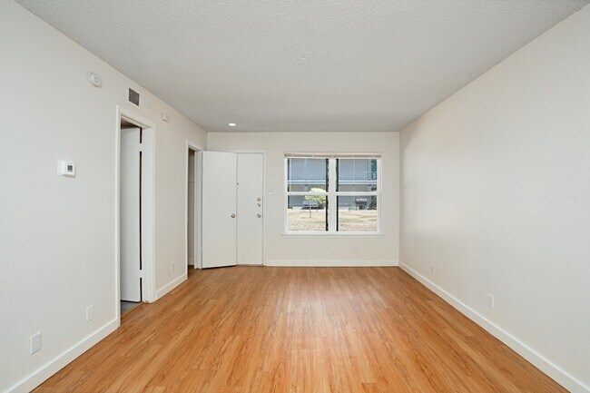 Foto del edificio - 2601 Penny Ln