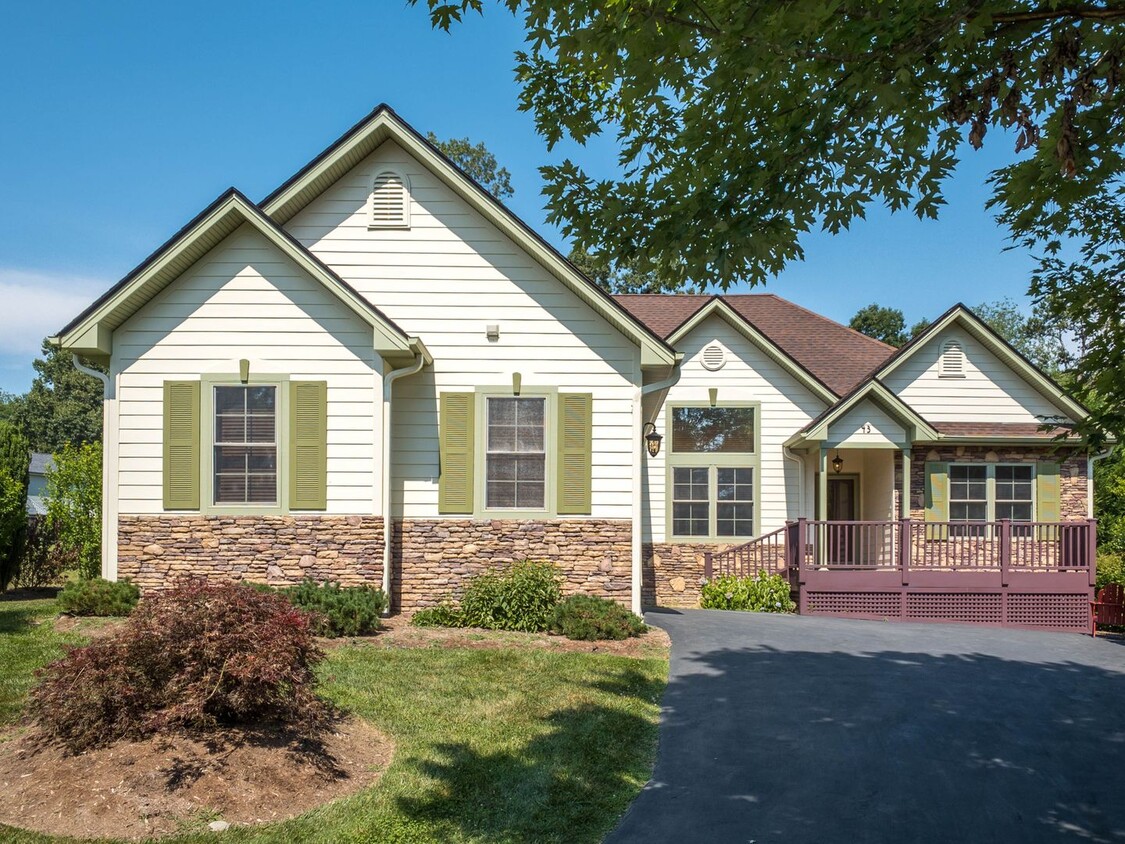 Primary Photo - Beautiful Three-Bedroom Home in Candler