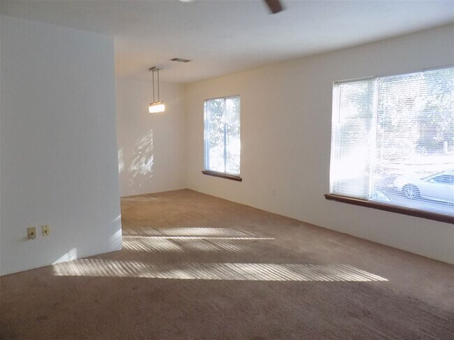 Building Photo - 2220 Claremont Ln