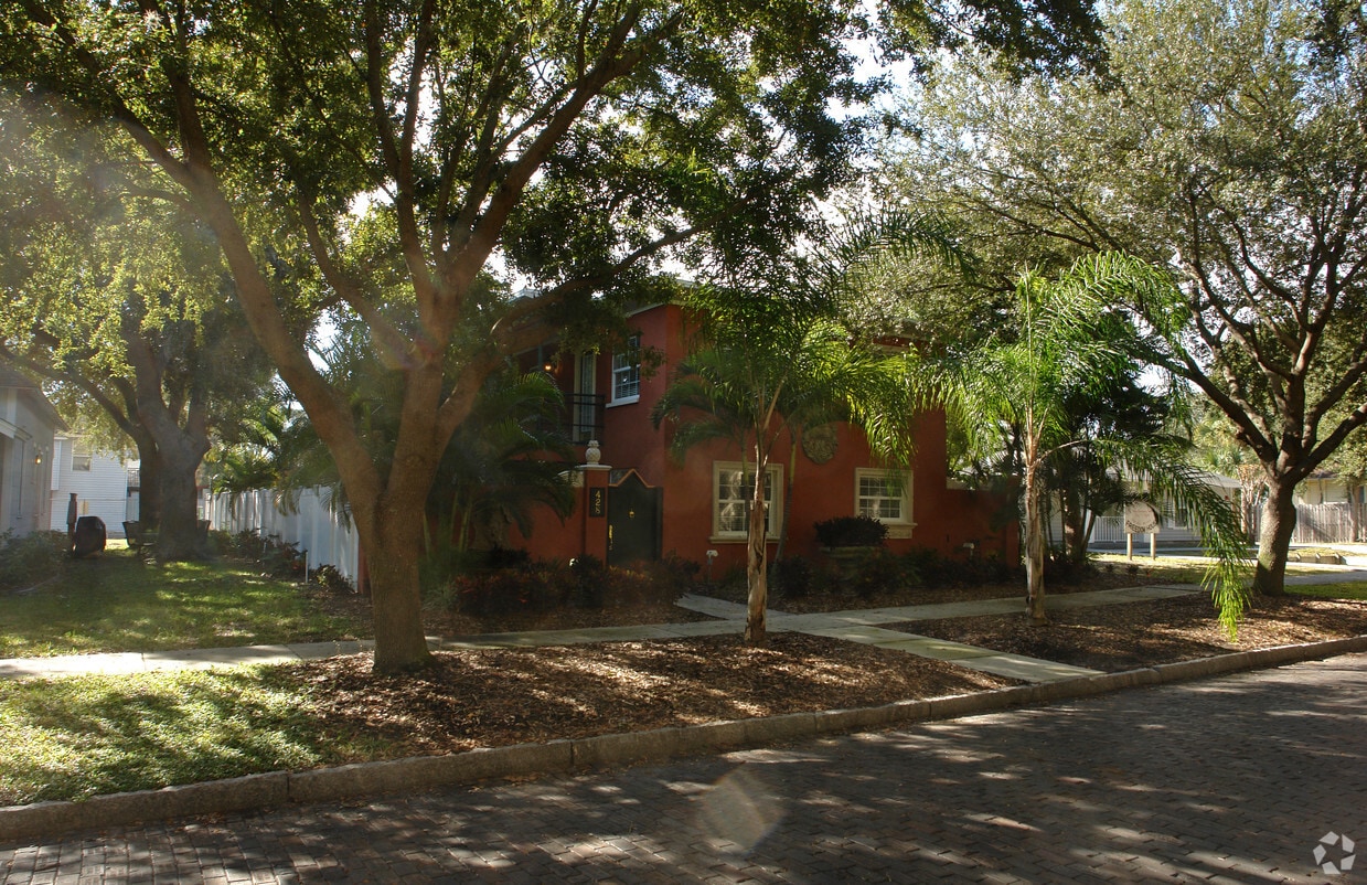 Building Photo - 428 10th Ave S