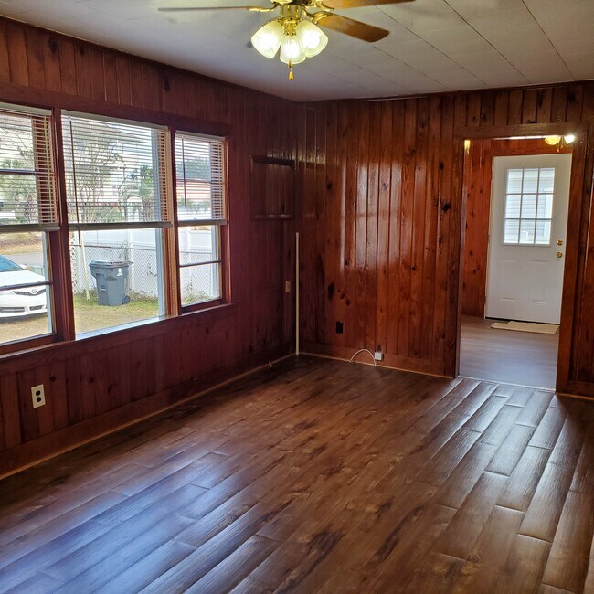 Foto del edificio - 427 Woodland Dr