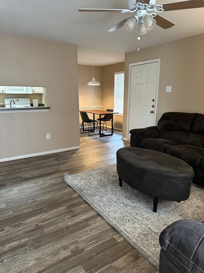 Open concept living - 218 North Texas