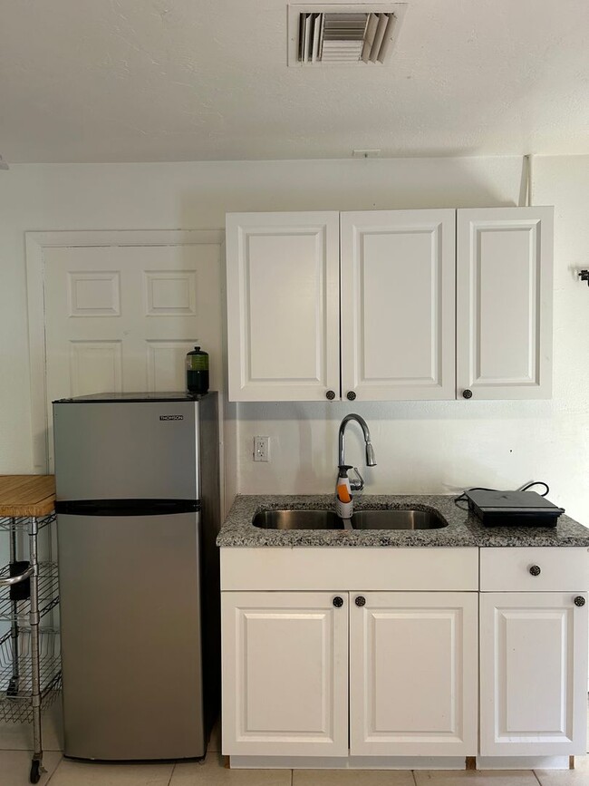 Foto del edificio - 2208 N Lockwood Ridge Rd