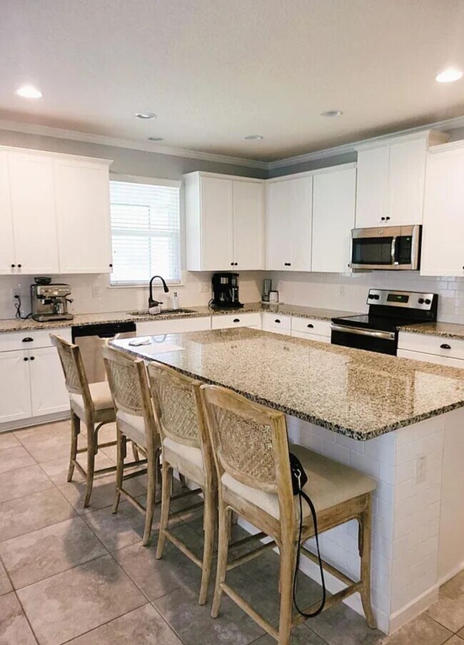 Foto del edificio - Spacious 4-Bedroom Home in Amelia Walk wit...