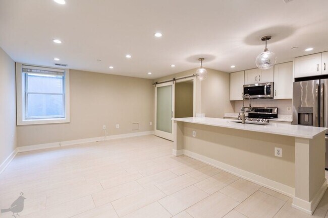 Foto del edificio - Chic One-Bedroom Plus Den Near Eastern Mar...