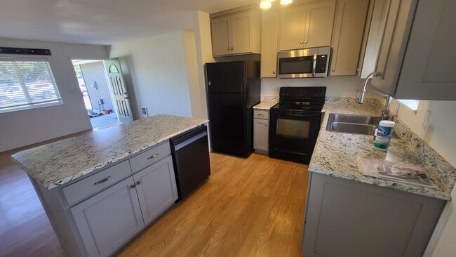 Building Photo - 3 Bed 2 Bath - Single Level - Fenced - 2 C...