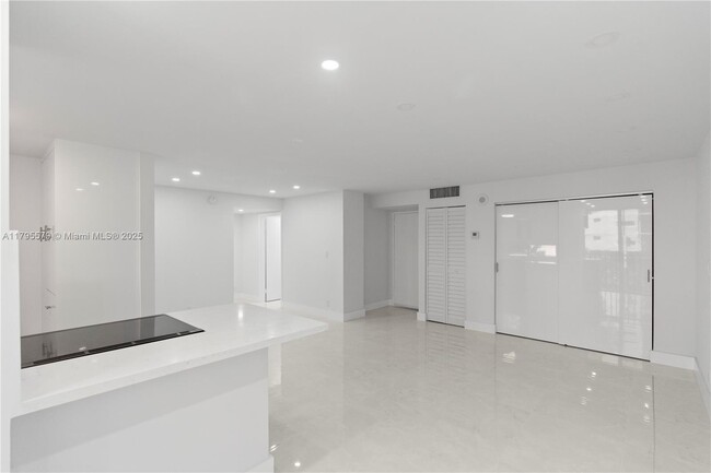 Foto del edificio - 17011 N Bay Rd
