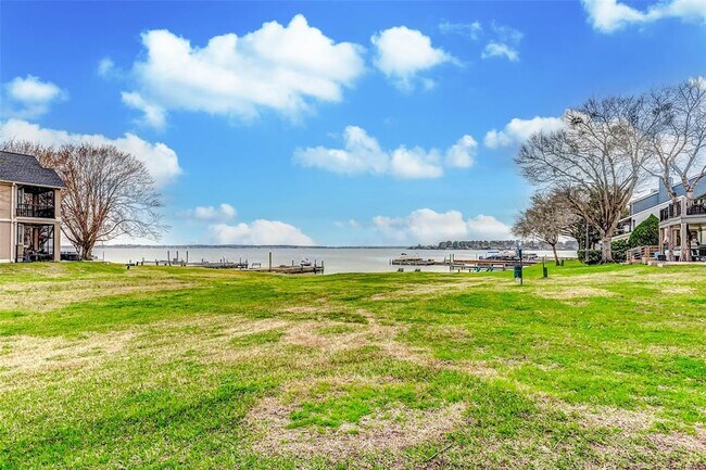 Foto del edificio - 14527-14527 Clipper Cir Dr