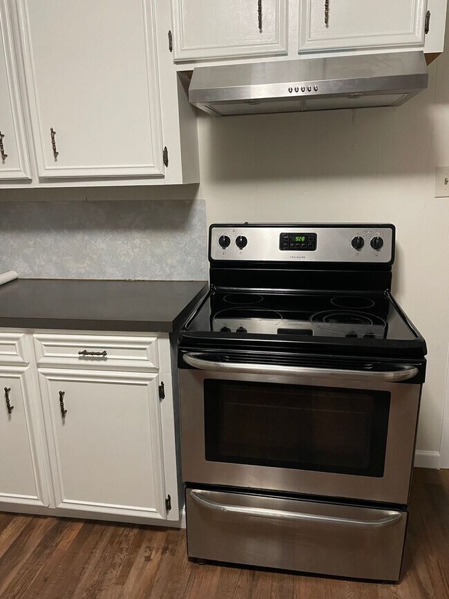 Building Photo - Section 8 Rental!!