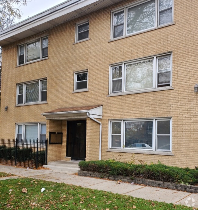 Building Photo - 1323 W Garfield Blvd