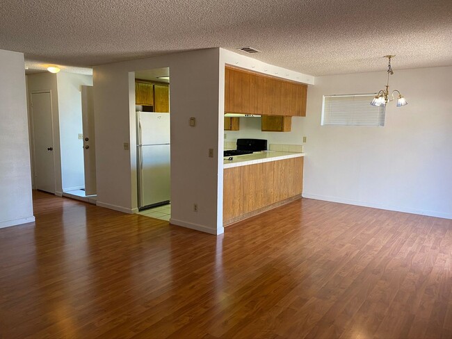 Building Photo - AVAILABLE JULY- 2 Bedroom/ 2 Bathroom Cond...
