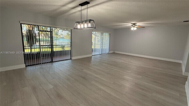 Foto del edificio - 223 Lakeside Cir