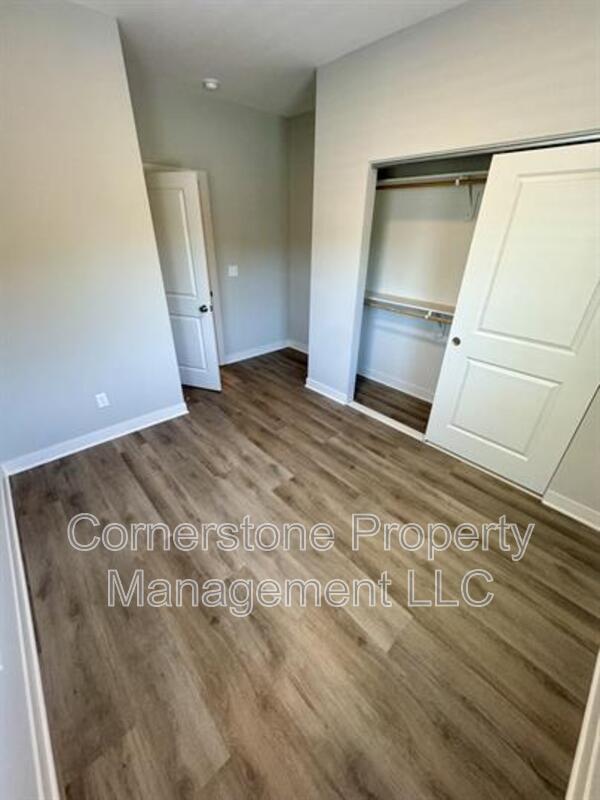 Foto del edificio - 8687 Golden Ln