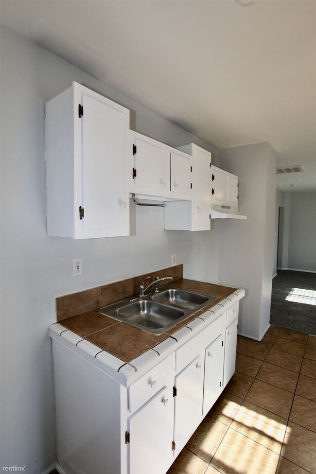 Building Photo - 2 br, 1 bath  - 3413 Gilbert St Unit 2F