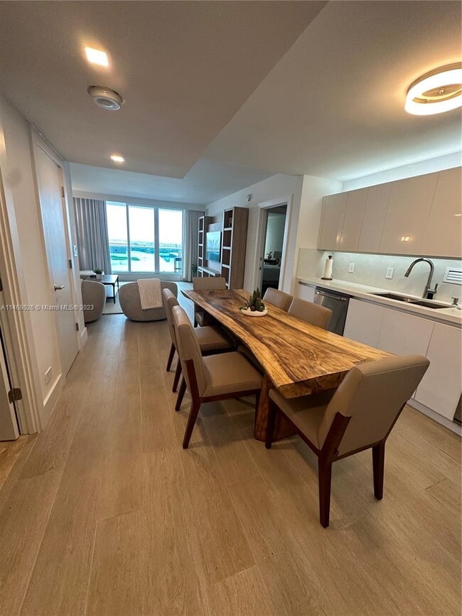 Building Photo - 2301 Collins Ave