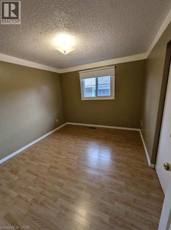 Photo du bâtiment - 77 Sekura Crescent