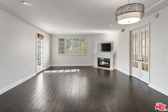 Foto del edificio - 1875 S Beverly Glen Blvd