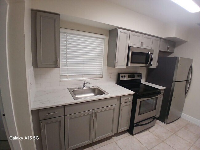 Foto del edificio - 650 NE 150th St