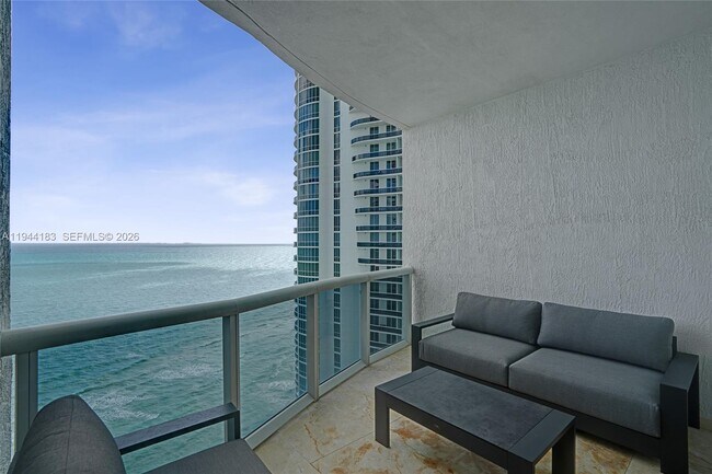 Foto del edificio - 15901 Collins Ave