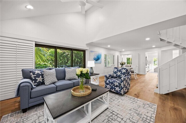 Foto del edificio - 375 8th Ave S