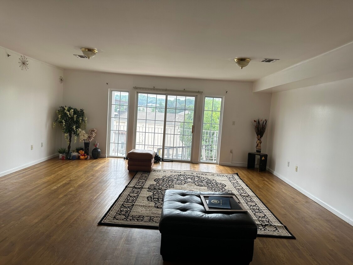 Primary Photo - 272 Oraton St