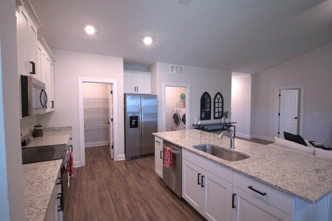 Building Photo - Like New Ranch Style Single Family Home w/ Garage