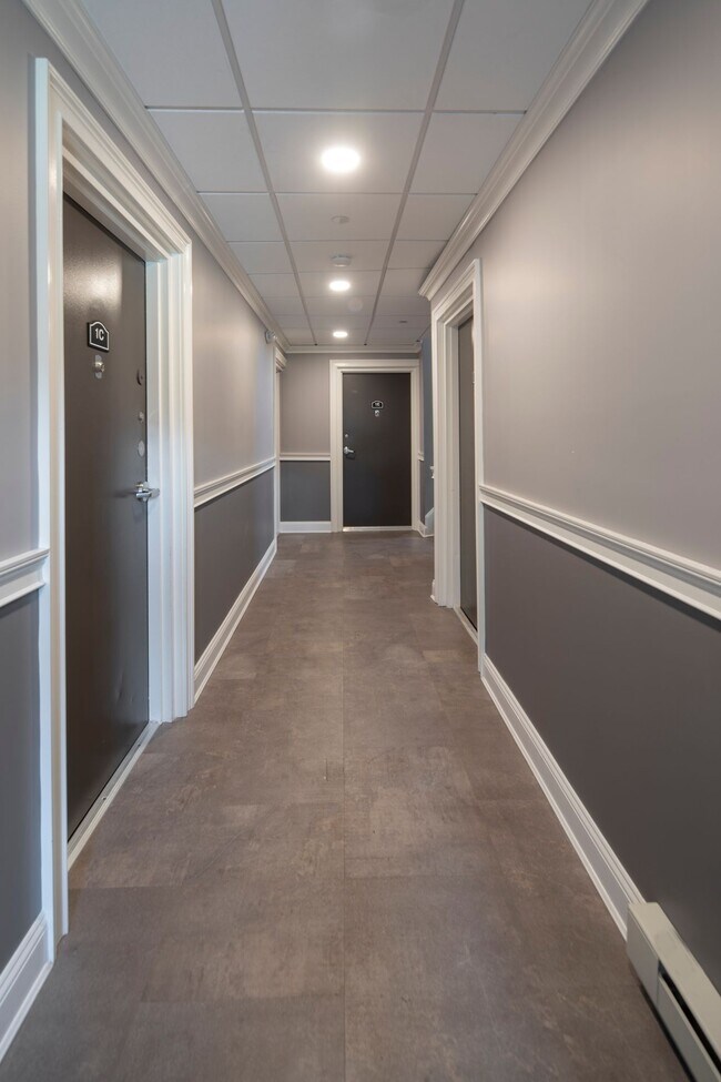 Foto del edificio - Villa Malta: On-Site Washer & Dryer, Water Included, Cat Friendly, and Walk-In Closets