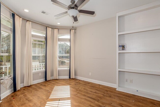 Foto del edificio - 1208 Ficus Dr