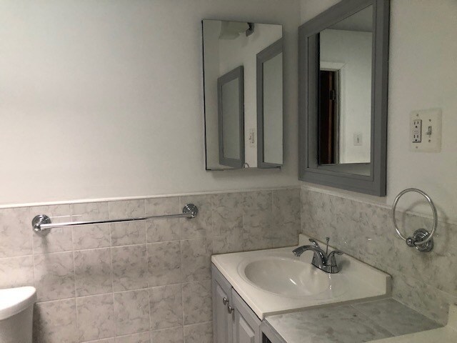 Baño principal - 530 E 81st St