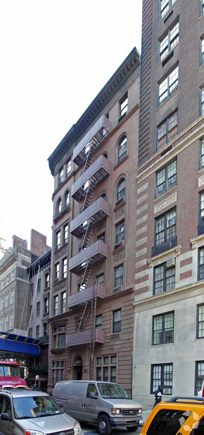 Building Photo - 55 E 65th St St