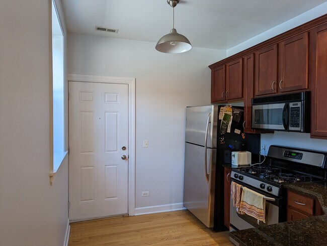 Foto del edificio - 534 W Belmont Ave
