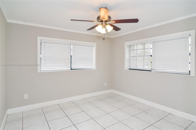 Foto del edificio - 921 NW 202nd St