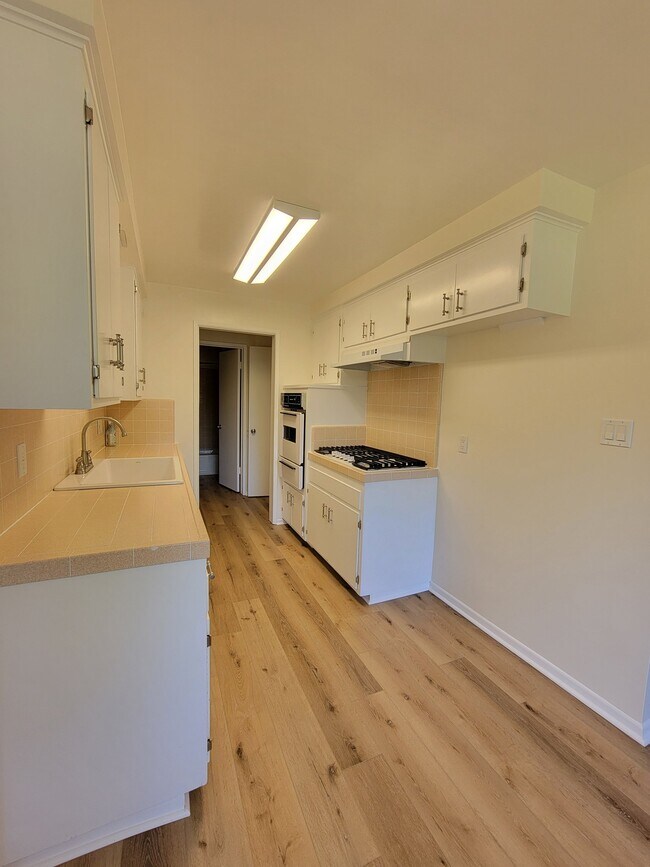 Foto del edificio - 13530 Leadwell St