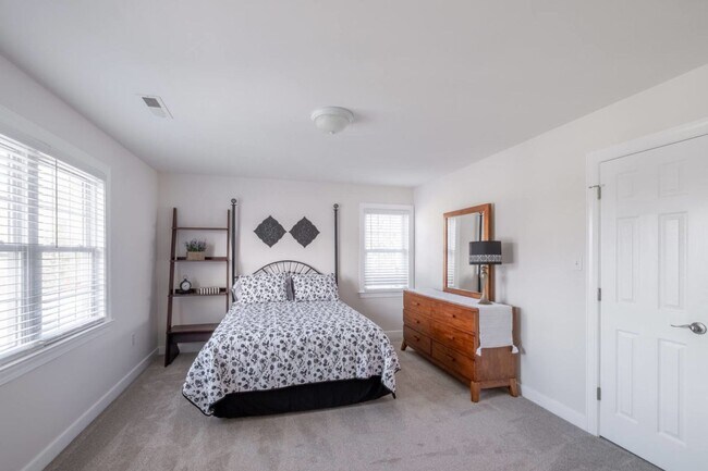 Foto del edificio - Three Bedroom Townhouse with First Floor P...