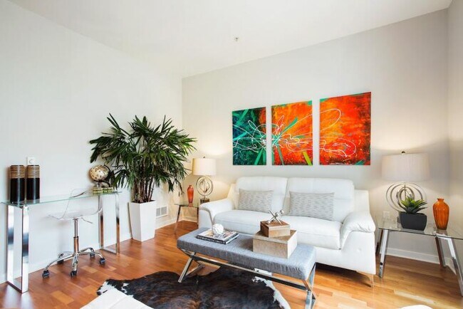 Building Photo - Chic Modern Jr 1 Bedroom Condo in South Beach