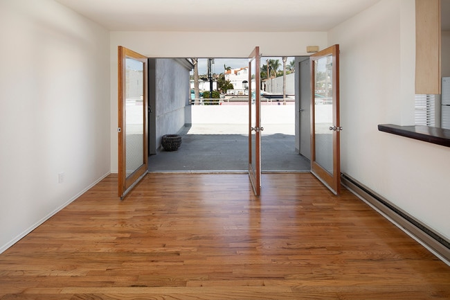 Building Photo - Quaint Apartment in North PB!