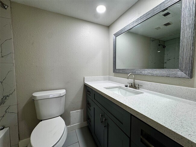 Building Photo - 9000 Bissonnet St