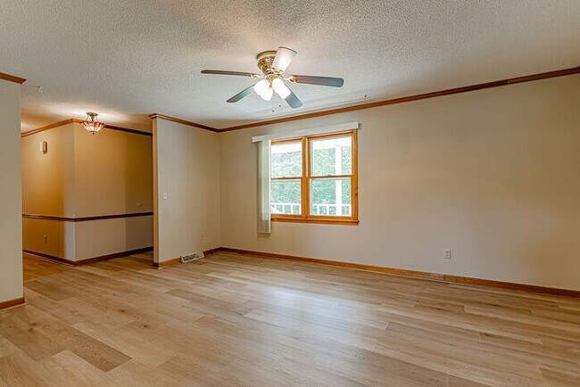 Building Photo - New Flooring Throughout! Large Backyard