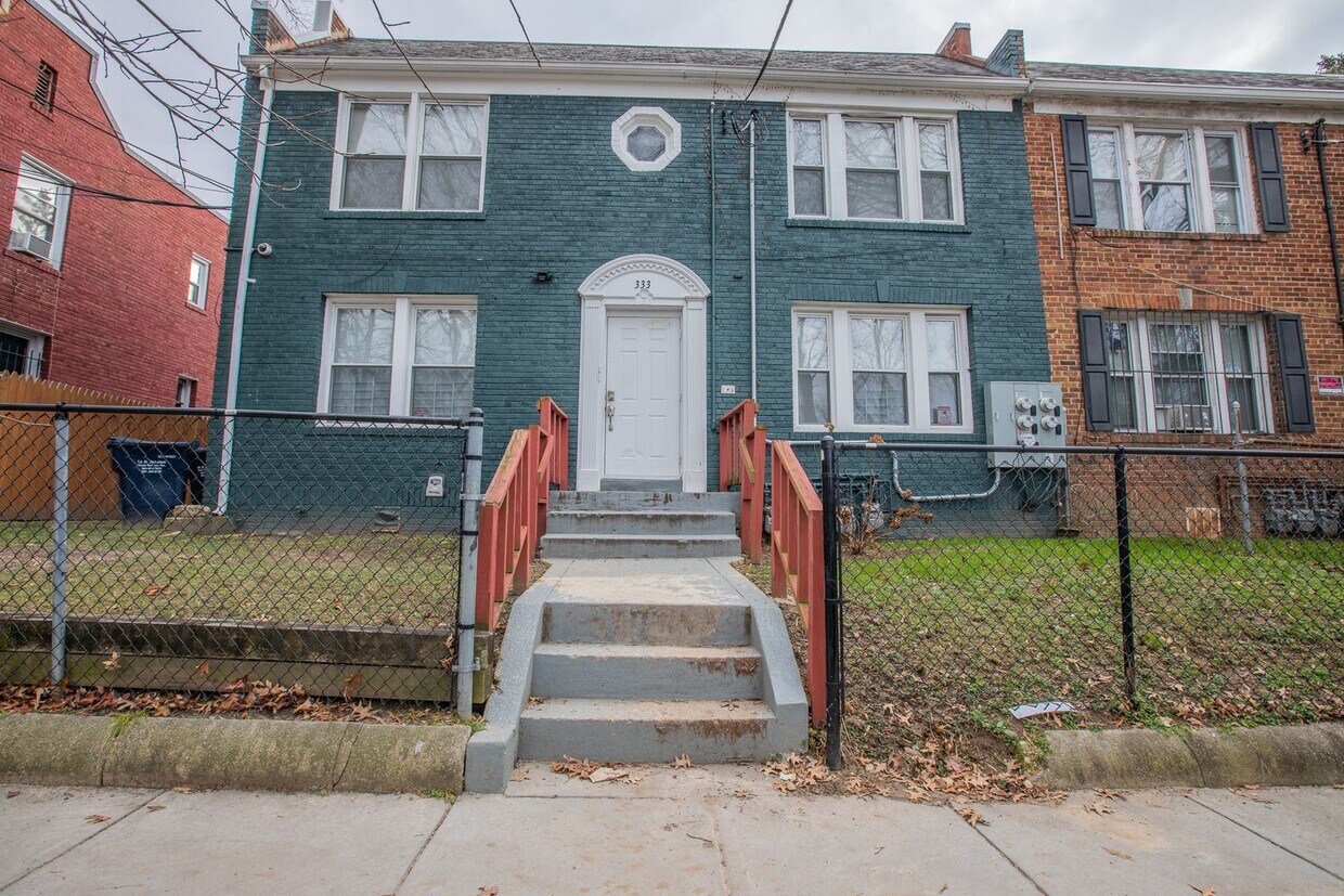 Cozy 2 BR/1 BA Apartment in Congress Heights! - Cozy 2 BR/1 BA Apartment in Congress Heights!