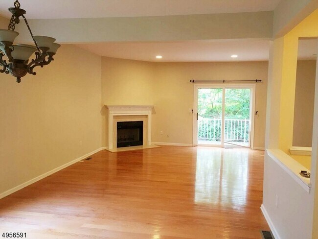 Building Photo - 341 Summerhill Dr