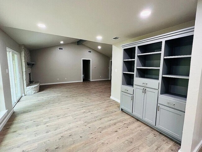 Building Photo - 2605 W Highland Dr