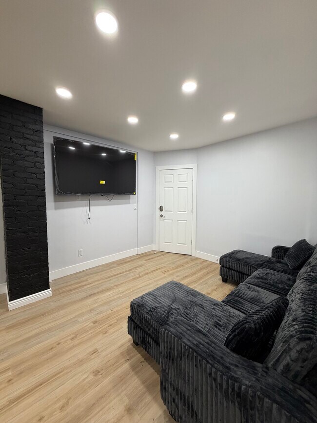 Building Photo - 107 Walnut St