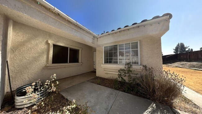 Building Photo - 2 Bedroom 2 Bath w/ Bonus Room Located in ...