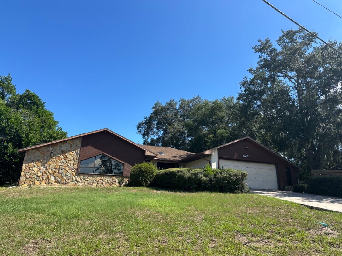 FIRST MONTH FREE!! Large 3 Bedroom, 2 Bat... - FIRST MONTH FREE!!  Large 3 Bedroom, 2 Bat...