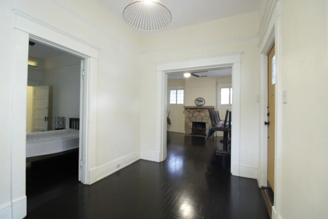 Foto del edificio - 834 E University Ave