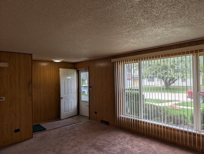 Building Photo - 208 Dee Rd