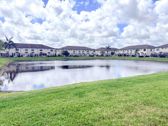 Building Photo - 2800 Troubadour St